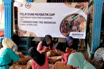 Bridgestone beri pelatihan membatik kepada warga Desa Pantai Bahagia