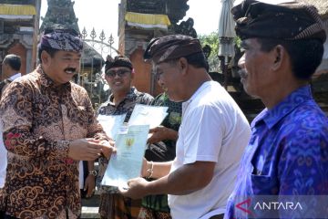 Menteri ATR/Kepala BPN serahkan sertifikat tanah di Kabupaten Gianyar
