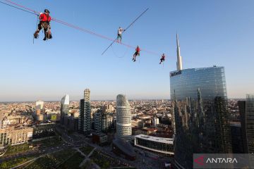 Akrobat tightrope walking buka festival sirkus di Milan
