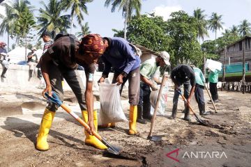 DLH Batam gotong royong bersihkan sisa limbah B3 di Pantai Melayu