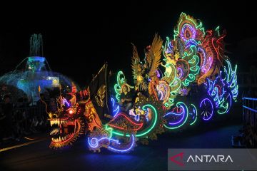 Surabaya gemerlap cahaya dalam Light Parade