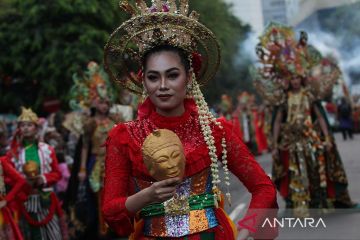 Hut Kota Surabaya dimeriahkan pawai bunga dan budaya