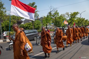 Biksu Thudong tiba di Kota Semarang