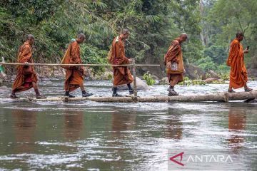 Perjalanan biksu pengikut ritual Thudong pada hari kedua di Kota Semarang