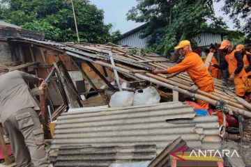 Satpol PP bongkar tiga bangunan rumah tanpa izin di Pondok Kopi