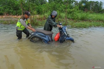 Polisi bantu warga di lokasi banjir Jambi