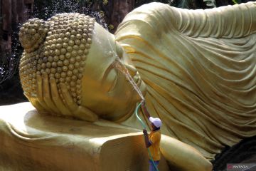 Pembersihan patung Buddha tidur jelang Waisak