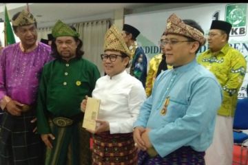 Muhaimin Iskandar dapat Tanjak dan Rumpak dari Sultan Palembang