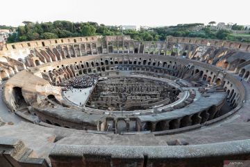 Wisatawan kunjungi Colosseum di Roma