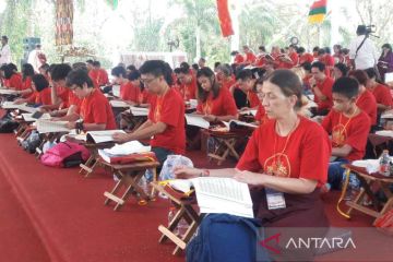 Umat Buddha lakukan doa perdamaian dunia di Borobudur