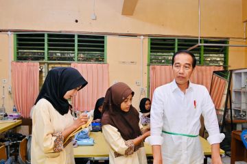 Momen murid SMKN 4 Kota Jambi ukur tubuh Presiden untuk jahit baju