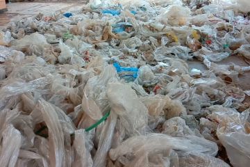 Melihat cara pembuatan papan dari sampah plastik