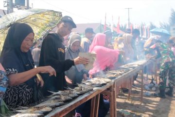 Membakar ikan massal simbol rasa syukur warga pesisir Kaltim