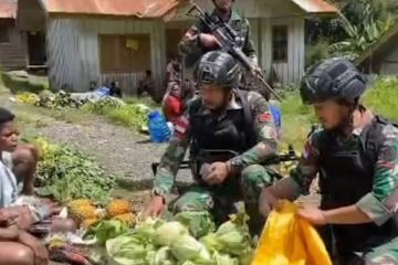 TNI Yonif 303 borong hasil bumi masyarakat Kabupaten Puncak