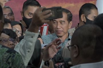 Presiden "tutup" KTT ke-42 ASEAN dengan berfoto bersama awak media