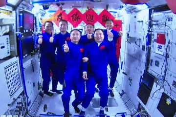 Awak pesawat Shenzhou-16 disambut di stasiun luar angkasa China