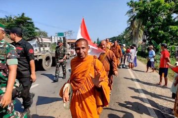 Biksu yang jalani ritual Thudong disambut antusias di Pekalongan