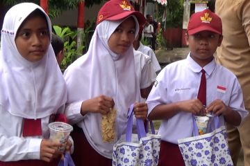 Cegah stunting, produk olahan ikan dibagikan untuk siswa di Ambon