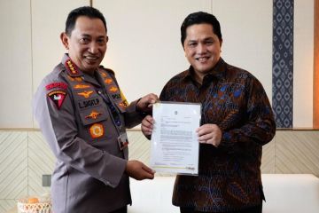 Erick Thohir serahkan jadwal Liga 1 Indonesia 2023/24 kepada Kapolri