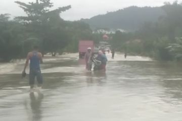 Banjir dan longsor di Sumbar putus jalan nasional