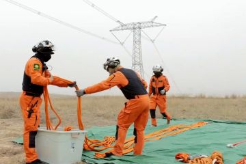 Ini jaringan transmisi listrik tegangan ultra tinggi di China