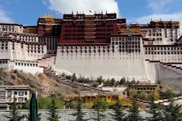 Menuju puncak Istana Potala Tibet