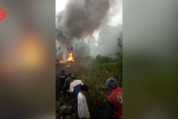 Pesawat latih jenis helikopter jatuh di perkebunan teh Ciwalini