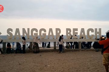 Pemilir padati wisata Pantai Sanggar pada puncak arus mudik