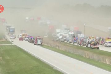 Badai debu picu penumpukan kendaraan di jalan tol Illinois