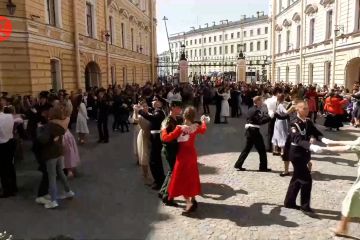 Parade militer meriahkan peringatan Hari Kemenangan di St. Petersburg