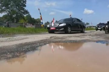 Momen saat mobil Presiden lewati jalan rusak dan berlumpur di Lampung