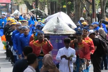 Tanpa sekat, pejabat dan rakyat rayakan HUT melalui kirab tumpeng