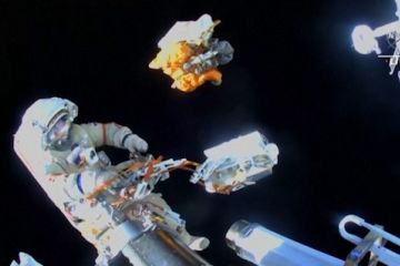 2 kosmonaut Rusia berkelana di luar angkasa
