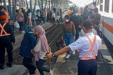 KAI komuter layani ribuan penumpang khusus di Stasiun Blitar