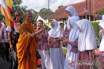 Wajah ramah Indonesia kala menyambut biksu thudong