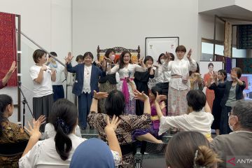 Warga Jepang belajar tari Bali di KBRI Tokyo