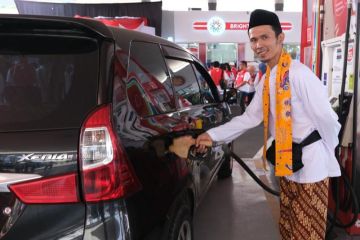 Petugas SPBU Pertamina kenakan pakaian adat peringati Hari Pancasila