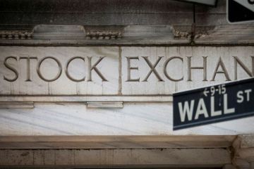 Wall St beragam, Dow dan S&P 500 turun imbas kekhawatiran suku bunga