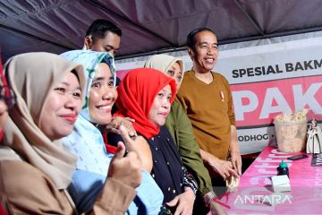 Jokowi berbaur masyarakat nikmati kuliner bakmi legendaris Pak Pele