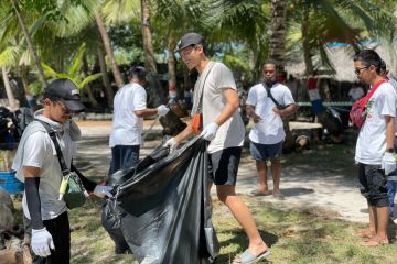 PLN ULP Moa aksi bersih sampah di Pantai Syota Tiakur