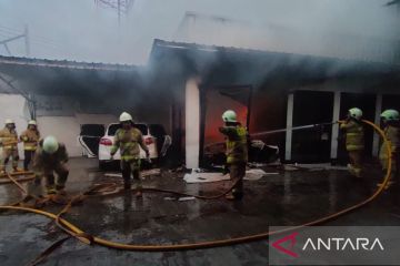 Sebuah bengkel mobil  di Kembangan terbakar akibat arus pendek