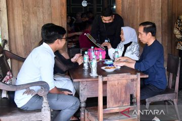 Presiden Jokowi dan keluarga berakhir pekan di Kopi Klotok Yogyakarta