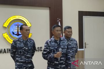 KRI Teluk Hading terbakar di Perairan Selayar