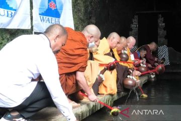 200 biksu ikuti prosesi pengambilan air berkah Waisak di Jumprit