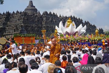 Umat Buddha lakukan detik-detik Waisak di Borobudur