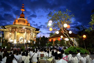 Puja bakti Waisak di Bali