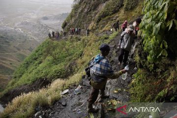 Pengambilan air suci untuk perayaan Yadnya Kasada