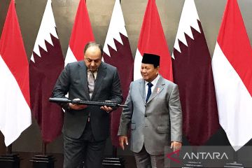 Prabowo berikan senapan serbu sebagai cenderamata untuk Menhan Qatar