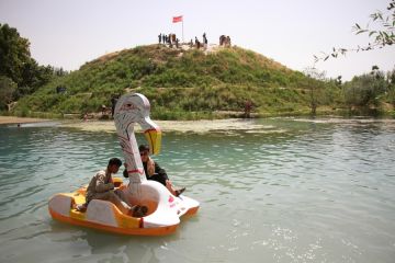 Album Asia: Sejuknya berenang saat musim panas di Afghanistan