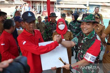 KASAD beri bantuan kepada warga Bandarlampung dukung TMMD